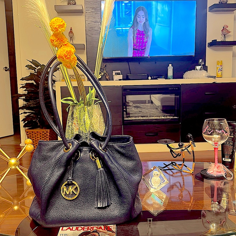 Michael Kors Navy Blue Leather Tote, perfect for the office or play!! - Picture 2 of 15